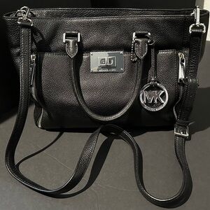 Michael Kors Black Shoulder Bag with Sleek Design